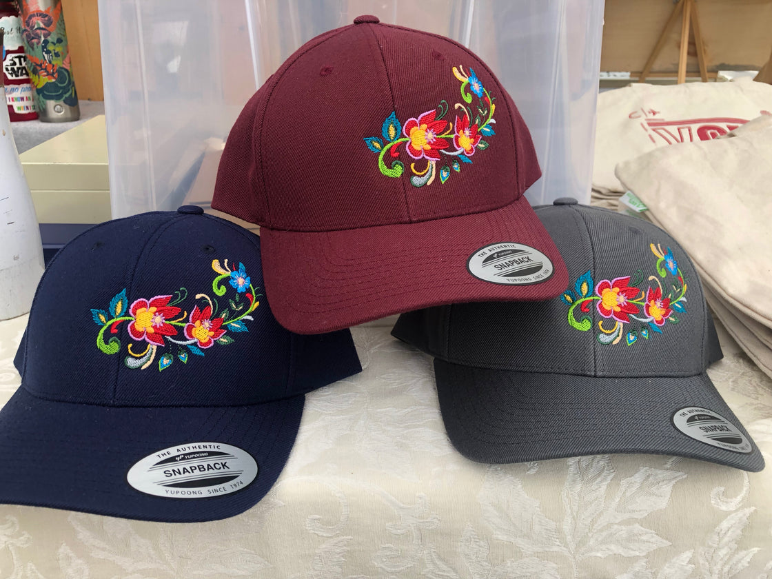 Snap-back cap with embroidered vintage floral motif
