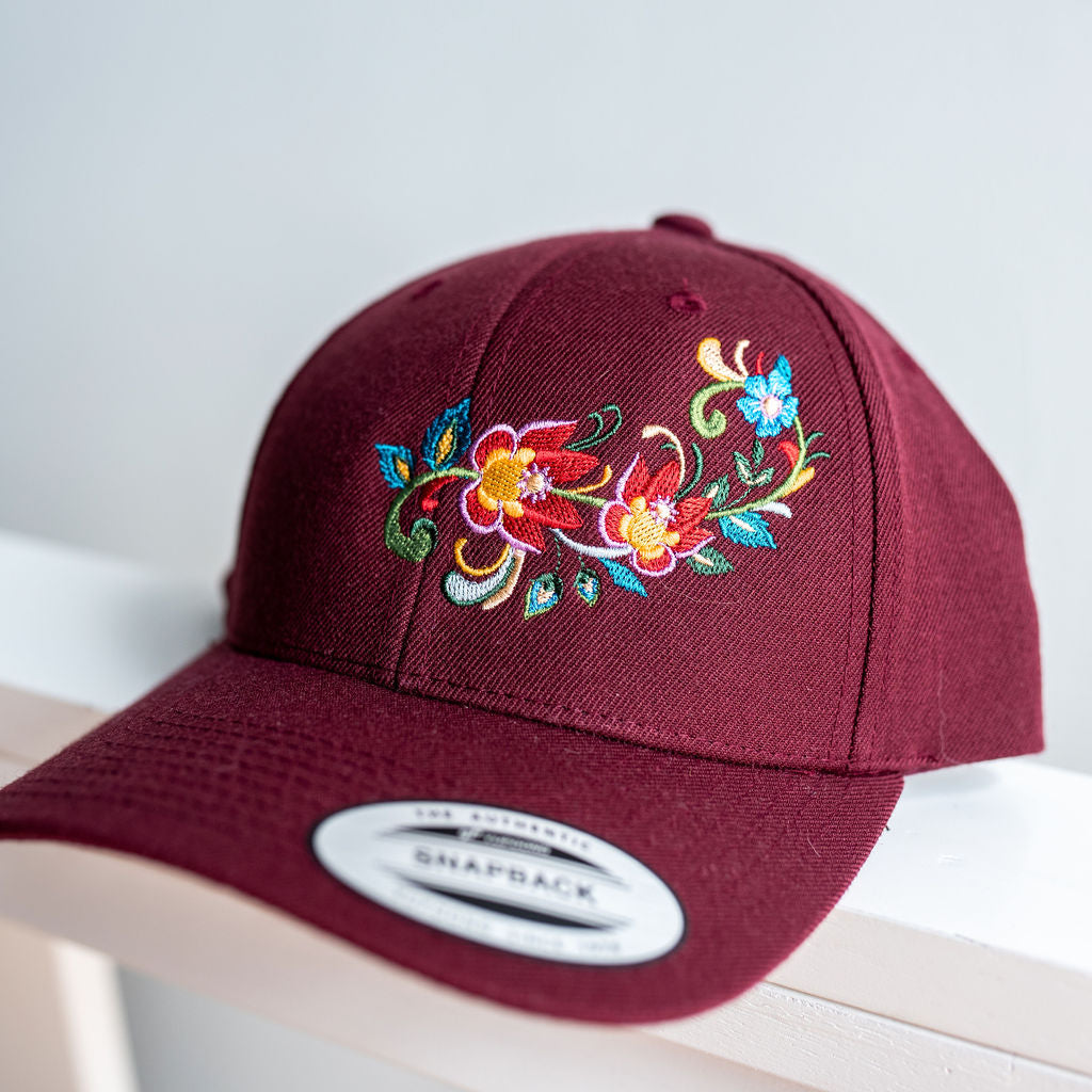 Snap-back cap with embroidered vintage floral motif